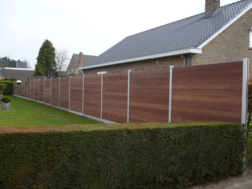 Houten afsluiting met metalen palen en frame voor tuin voor klant uit Oost Vlaanderen