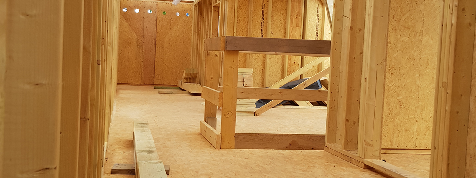 Binnenkant houtskeletbouw in opbouw voor landelijk bijgebouw voor klant uit Oost Vlaanderen