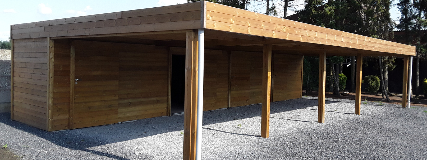 Moderne carport in hout aan gevel met berging en poort voor klant uit Oost Vlaanderen