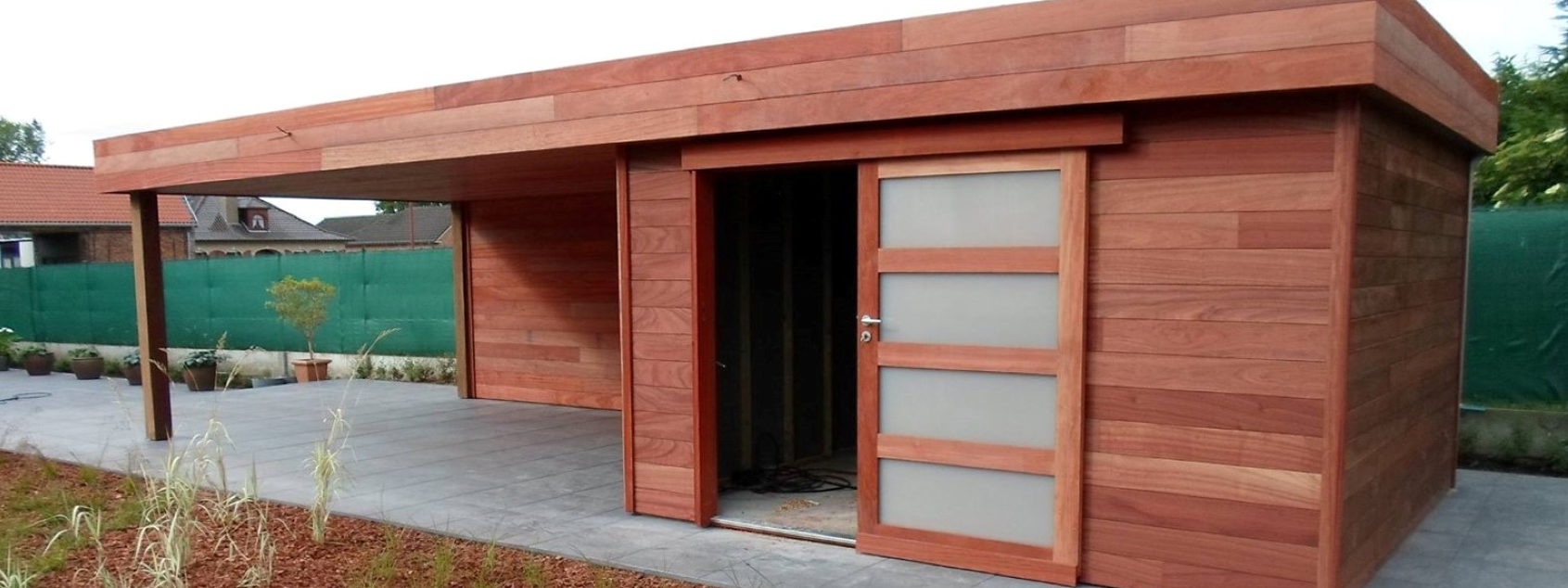 Moderne tuinberging rood hout met glazen deur en terrasoverkapping voor klant uit Oost Vlaanderen