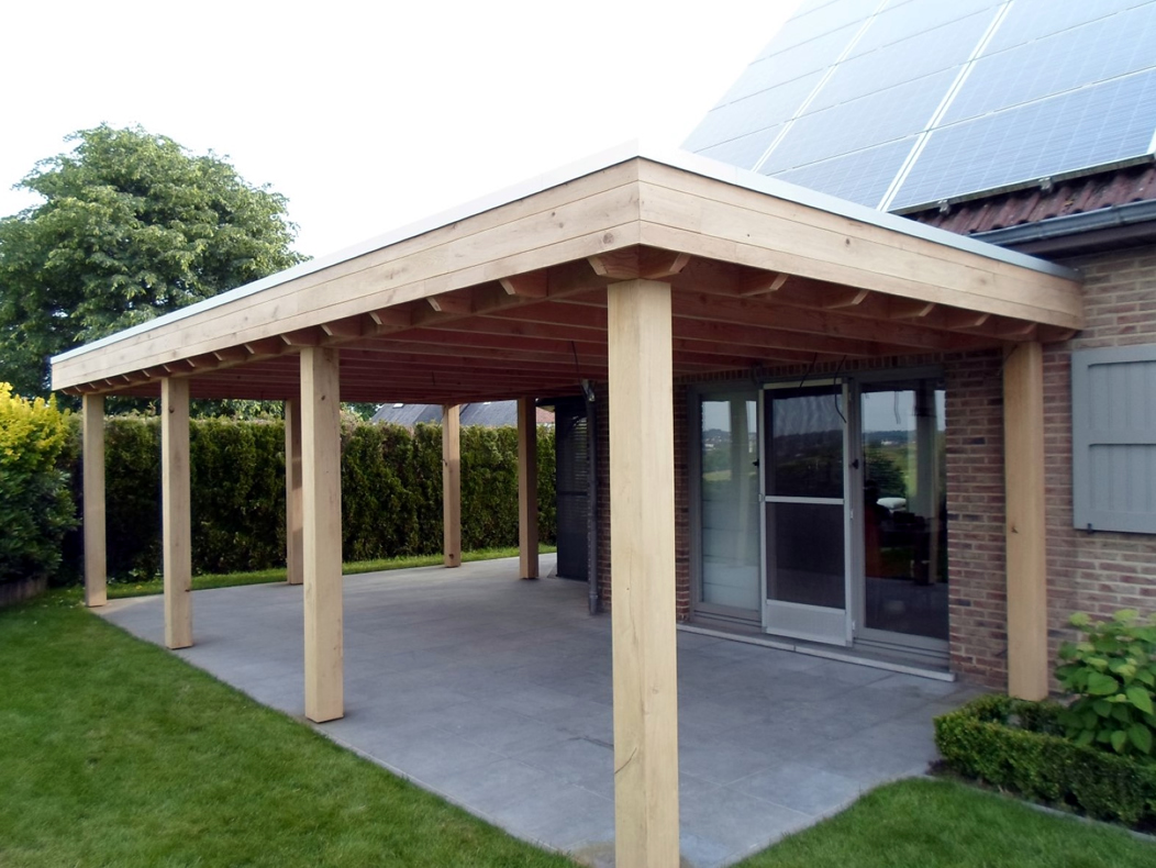 Modern houten overkapping met tuinset en lounge in tuin voor klant regio Lievegem