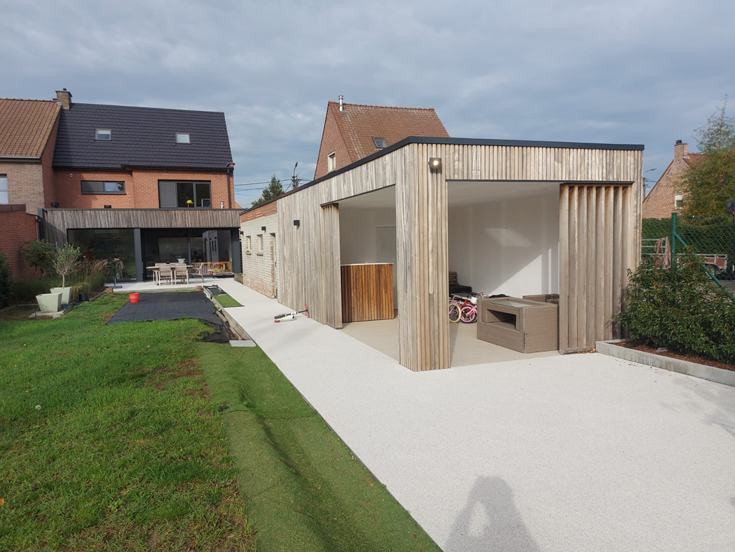 Moderne poolhouse in padoek met terrasoverkapping en buitenverlichting voor klant uit Oost Vlaanderen
